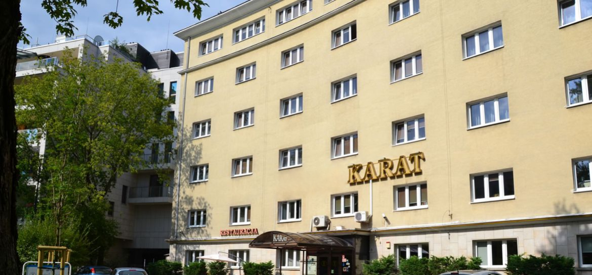 Karat to kameralny obiekt usytuowany na&nbsp;styku Mokotowa i Śródmieścia, zaledwie 4&nbsp;km od ścisłego centrum&nbsp;Warszawy.